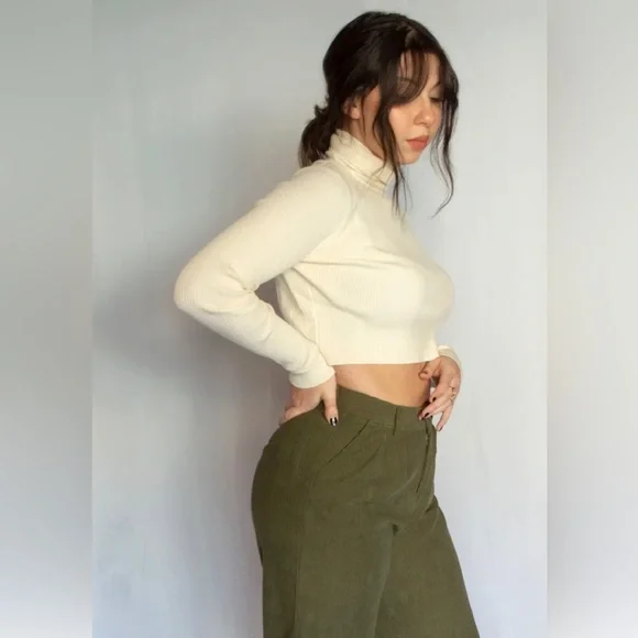 Cropped Turtleneck!! - Picture 2 of 3